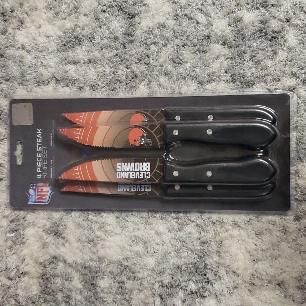 CLEVELAND BROWNS 4 PC STEAK KNIFE SET. AUTHENTIC NFL